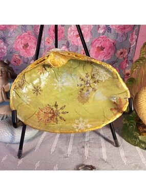 DECOUPAGE CLAM SHELL DECOUPAGE SNOWFLAKES ON A CLAM SHELL TRINKET DISH